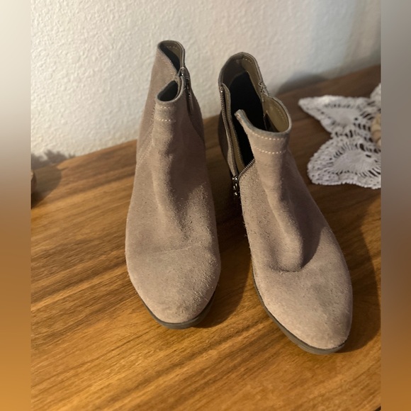 Blondo
Taupe
Size 8.5
Water Resistant
Suede
Ankle Boots
1.5” Heel - Picture 2 of 16